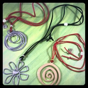 PENDANT NECKLE WITH LEATHER CORD.